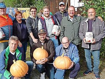 Die Sieger des Boccia-Turniers mit Bürgermeister Volker Schmiechen (Zweiter von rechts) sowie der Vorsitzenden des Gartenbauvereins Sonja Hofmann (Dritter von links) und dem Vorsitzenden der Feuerwehr, Jörg Limmer (stehend, Dritter von rechts)