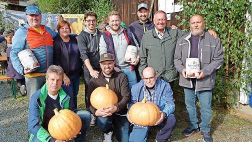 Die Sieger des Boccia-Turniers mit Bürgermeister Volker Schmiechen (Zweiter von rechts) sowie der Vorsitzenden des Gartenbauvereins Sonja Hofmann (Dritter von links) und dem Vorsitzenden der Feuerwehr, Jörg Limmer (stehend, Dritter von rechts)