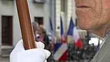 Veteranen trugen die Fahnen bei der offiziellen Gedenkfeier.