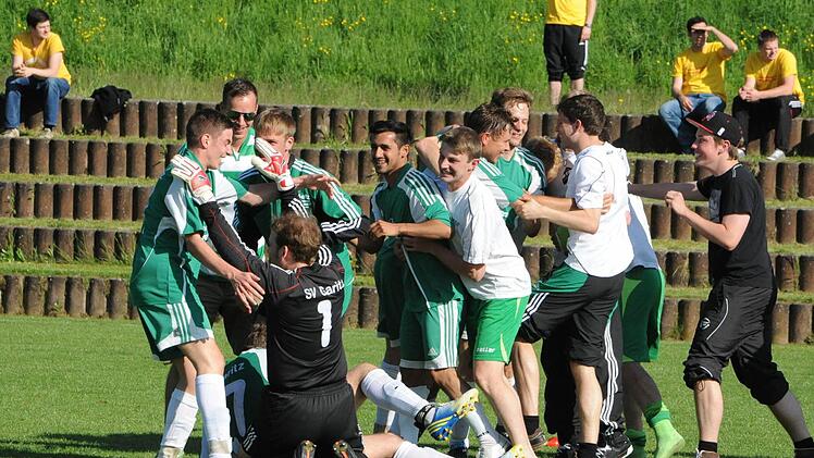 Das Team vom SV Garitz jubelt zum dem Aufstieg in die Landesliga zum Ende der Saison 2012/2013. Foto: Dieter Hopf/Archiv