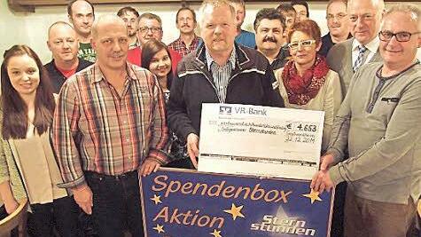 Sternstunden: Im Beisein mehrerer Vereinsvertreter und von Bürgermeister Helmut Blank übergab Anton Ziegler (vorne links) den Scheck an Eberhard Schellenberger (rechts daneben).  Foto: Anton Then
