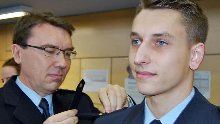 Traumziel erreicht: Polizeidirektor Thomas Lehmann legt dem Lehrgangsbesten Pascal Nordgauer die neue Schulterklappe des Polizeimeisters an. Foto: Sigismund von Dobschütz