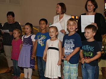 Die Kindergartenkinder hatten musikalische Glückwünsche zum Kirchenjubiläum dabei. Fotos: Sabine Weinbeer