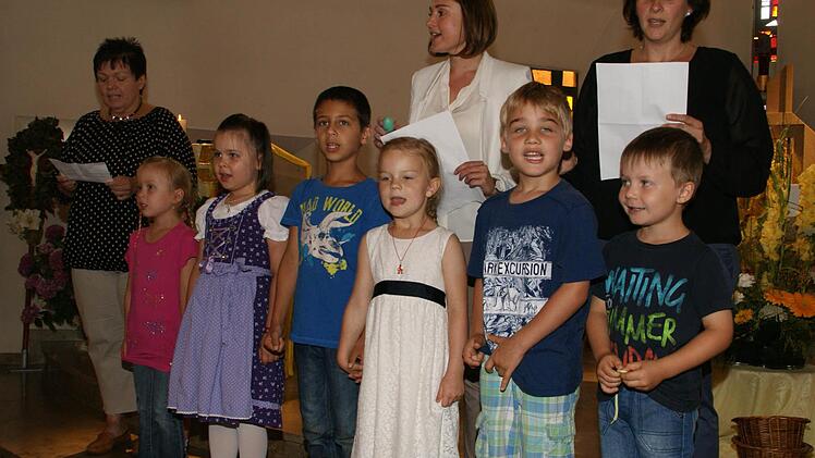Die Kindergartenkinder hatten musikalische Glückwünsche zum Kirchenjubiläum dabei. Fotos: Sabine Weinbeer