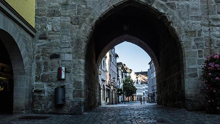 Blick durch das Coburger Spitaltor Richtung Spitalgasse gegen 19.30 Uhr. In Coburgs Einkaufsmeile ist wieder Ruhe eingekehrt.Foto: Jochen Berger