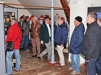 Was wird aus der alten Synagoge in Maßbach? 2017 soll ein Nutzungskonzept erstellt werden, das 15 000 Euro kosten soll. Für die Umsetzung zwischen 2018 und 2020 sind 250 000 Euro vorgesehen. Vor wenigen Wochen besichtigte der Marktgemeinderat die alte Synagoge mit dem Museum im Obergeschoss. In der Bildmitte ist Klaus Bub, der das Museum eingerichtet hat sowie Bürgermeister Matthias Klement.  Foto: Dieter Britz