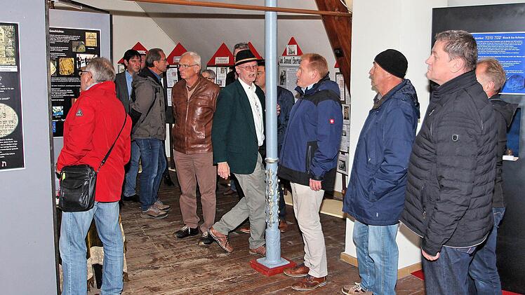 Was wird aus der alten Synagoge in Maßbach? 2017 soll ein Nutzungskonzept erstellt werden, das 15 000 Euro kosten soll. Für die Umsetzung zwischen 2018 und 2020 sind 250 000 Euro vorgesehen. Vor wenigen Wochen besichtigte der Marktgemeinderat die alte Synagoge mit dem Museum im Obergeschoss. In der Bildmitte ist Klaus Bub, der das Museum eingerichtet hat sowie Bürgermeister Matthias Klement.  Foto: Dieter Britz