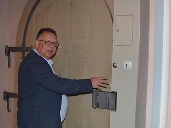 Martin Stingl zeigt die Schließanlage, die angeschafft wurde, um die St. Georgskirche tagsüber für die Gemeinde offen zu halten. Rainer Lutz
