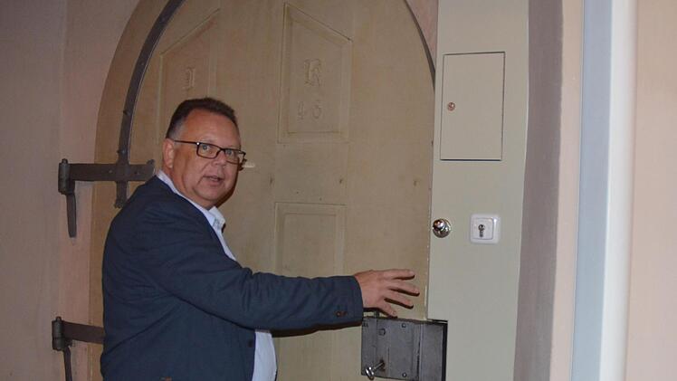 Martin Stingl zeigt die Schließanlage, die angeschafft wurde, um die St. Georgskirche tagsüber für die Gemeinde offen zu halten. Rainer Lutz