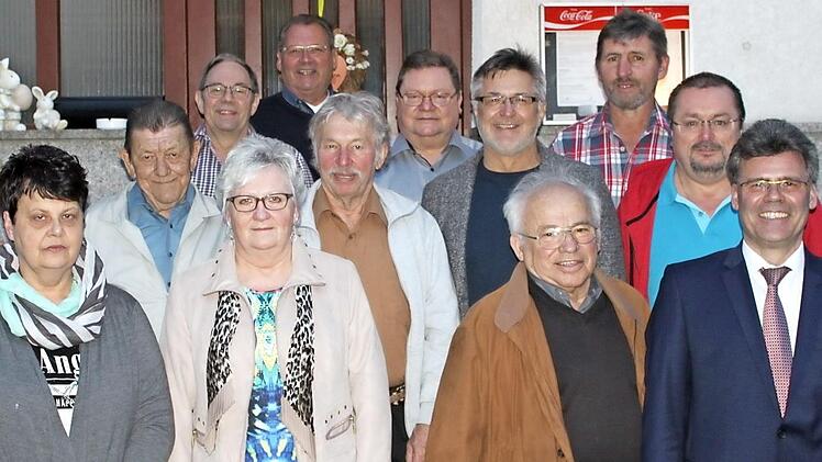 Oberaurachs Bürgermeister Thomas Sechser (rechts) würdigte bei einem Ehrenabend das Engagement dieser Bürger seiner Gemeinde. Sie wurden ebenso wie die erfolgreichen Sportler ausgezeichnet.