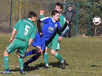 Ab durch die Mitte möchte Lorenz Halbig (in blau) vom VfR Sulzthal; Riedenbergs Jonas Wolf (links) und Maximilian Spahn passt das nicht. Foto: Hopf