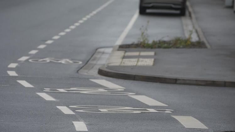 So schl&auml;ngelt sich der im November aufgemalte Fahrrad-Schutzstreifen an der von unten aus gesehen rechten Seite die Erhardstra&szlig;e hoch.
