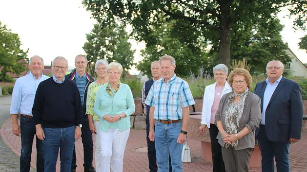 erweiterte Vorstandschaft, rechts alter und neuer Vorsitzender Siegfried Erhard und links Manfred Manger, der mit seinen Helfern als Gastgeber f&uuml;r die Veranstaltung auftrat. Foto: HIlmar Ruppert