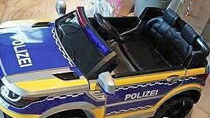 Das Spielzeug-Polizeiauto ist wieder bei der Familie.