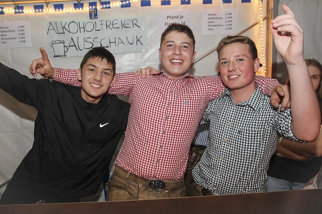 Die Landjugend Zaubach hat zum Kerwatanz eingeladen.