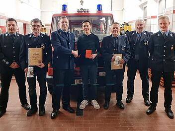 Das Vorstandsteam gratuliert seinem Vorsitzenden Thomas Will (2. v. l.) für 40 Jahre Mitgliedschaft, dem neuesten Mitglied Johannes Schuberth (4. v. l.) und den ebenfalls für 40 Jahre geehrten Johann Will (5. v. l.).