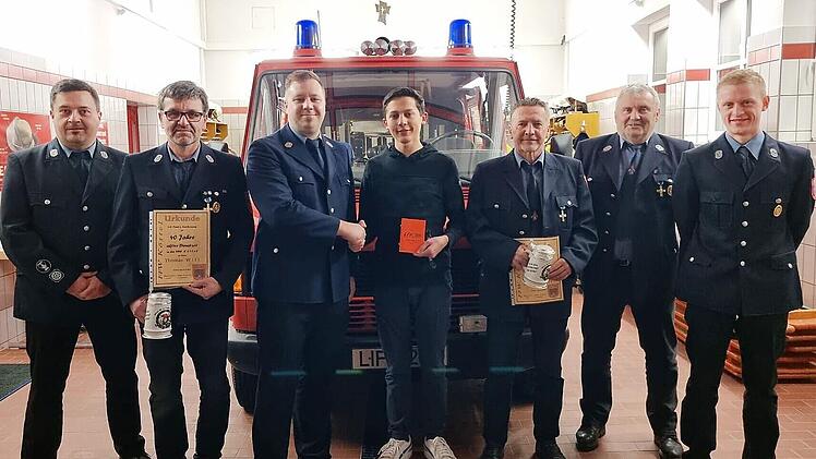 Das Vorstandsteam gratuliert seinem Vorsitzenden Thomas Will (2. v. l.) für 40 Jahre Mitgliedschaft, dem neuesten Mitglied Johannes Schuberth (4. v. l.) und den ebenfalls für 40 Jahre geehrten Johann Will (5. v. l.).