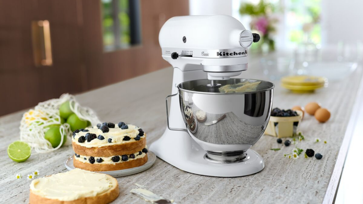 Der KitchAid Classic ist ein beliebtes Küchengerät beim Backen und Kneten von Teig.