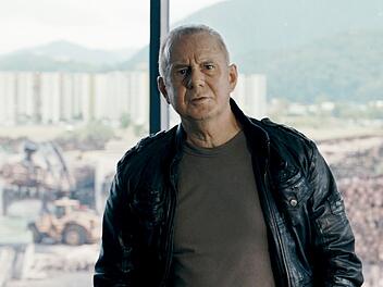 Hans Sch&uuml;ssler (Joachim Kr&oacute;l) ist in seine alte Heimatstadt gereist, um das Verschwinden eines Unternehmers aufzukl&auml;ren.