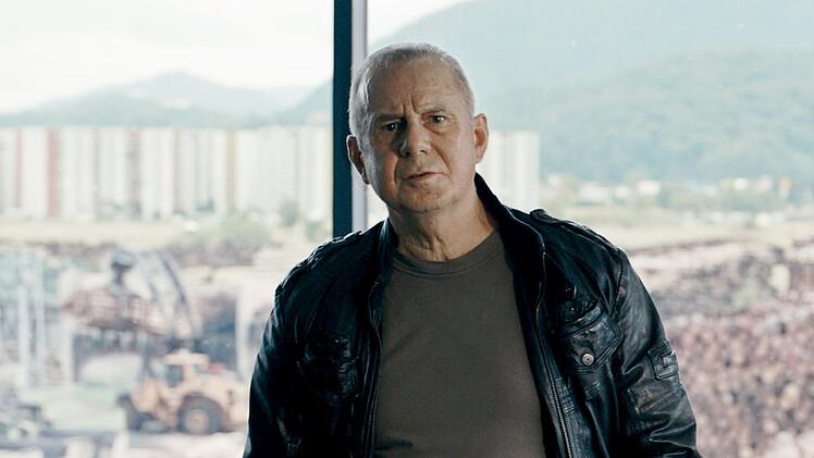 Hans Sch&uuml;ssler (Joachim Kr&oacute;l) ist in seine alte Heimatstadt gereist, um das Verschwinden eines Unternehmers aufzukl&auml;ren.