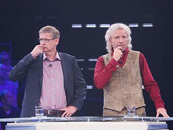 Da raucht der Kopf: Thomas Gottschalk (rechts - zusammen mit seinem Spielpartner und Freund Günther Jauch) legt sich bei der RTL-Show "Die 2 - Gottschalk & Jauch gegen alle" mächtig für Kulmbach und den in Finanznöte geratenen Familientreff ins Zeug. Foto: RTL / Stefan Gregorowius