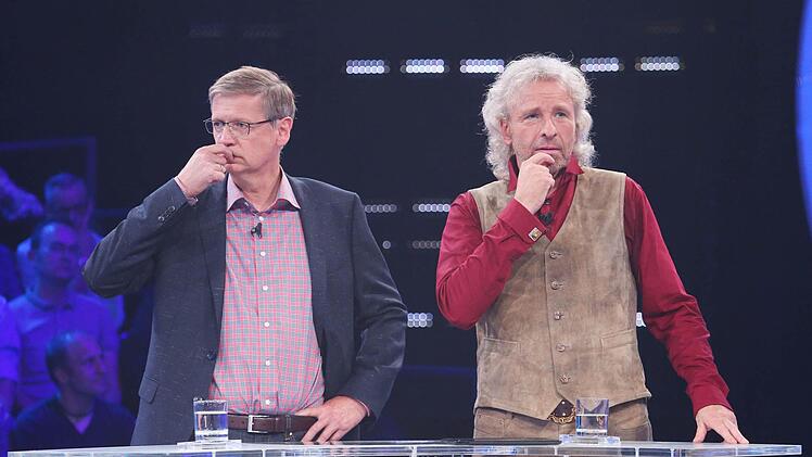 Da raucht der Kopf: Thomas Gottschalk (rechts - zusammen mit seinem Spielpartner und Freund Günther Jauch) legt sich bei der RTL-Show "Die 2 - Gottschalk & Jauch gegen alle" mächtig für Kulmbach und den in Finanznöte geratenen Familientreff ins Zeug. Foto: RTL / Stefan Gregorowius