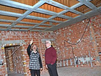 Pater Helmut Haagen (links) und Ottmar Gerber besichtigen die Baustelle im Kindergarten Pressig und freuen sich über die Fortschritte. Momentan schaut es noch wie nach einen Bombeneinschlag aus, scherzt der Pater und zeigt, dass von der Decke bis zum Boden alles saniert wird. Foto: K.- H. Hofmann