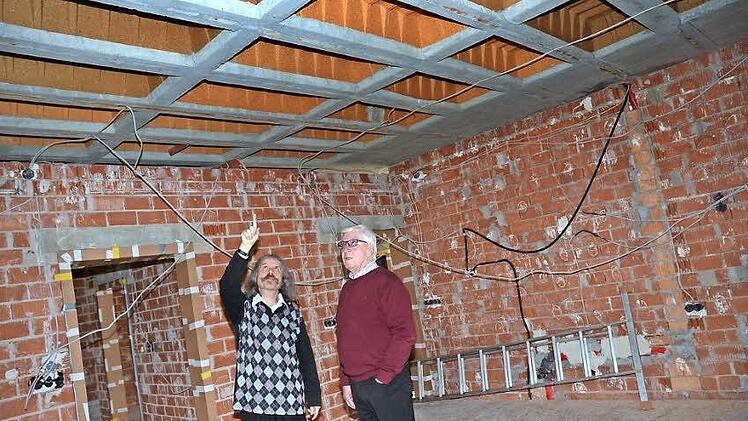 Pater Helmut Haagen (links) und Ottmar Gerber besichtigen die Baustelle im Kindergarten Pressig und freuen sich über die Fortschritte. Momentan schaut es noch wie nach einen Bombeneinschlag aus, scherzt der Pater und zeigt, dass von der Decke bis zum Boden alles saniert wird. Foto: K.- H. Hofmann