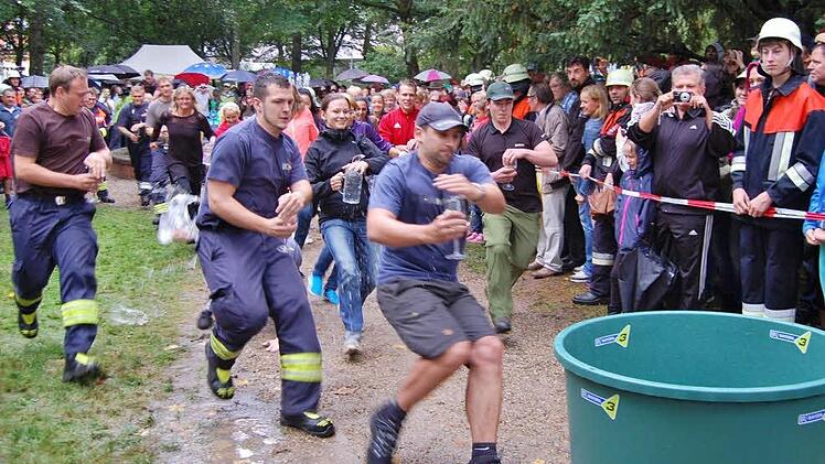 In kleinen Gläsern Bockletter Wasser in ein großes Fass: Die Aufgabe war nicht einfach, aber sie wurde gelöst. Foto: Sigismund von Dobschütz
