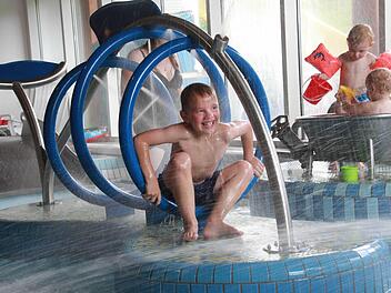 Im vierten Teil unserer Sommer-Serie geht es für die Schwimmbad-Tester ins benachbarte Bad Brückenau. Dort will die fünfköpfige Familie genau wissen, wie gut es sich in der Therme planschen lässt. Foto: Carmen Schmitt
