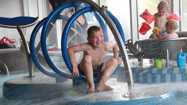 Im vierten Teil unserer Sommer-Serie geht es für die Schwimmbad-Tester ins benachbarte Bad Brückenau. Dort will die fünfköpfige Familie genau wissen, wie gut es sich in der Therme planschen lässt. Foto: Carmen Schmitt