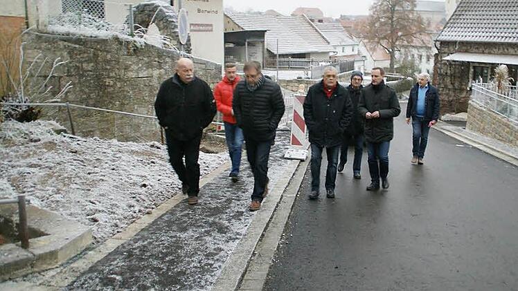 Den fertigen Gehweg in der Schlosssteige nahm der Bauausschuss Eltmann am Montagnachmittag ab. Die Fahrbahn kann erst ihre Feinschicht erhalten, wenn die Temperaturen wieder etwas steigen. Foto: Sabine Weinbeer