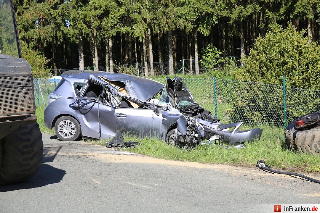 Kreis Hof: Auto kracht auf Holztransporter – Mutter und ihre zwei Kinder schwer verletzt