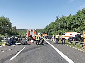 Die Einsatzkr&auml;fte am Unfallort auf der Autobahn 73 Foto: News5/Merzbach