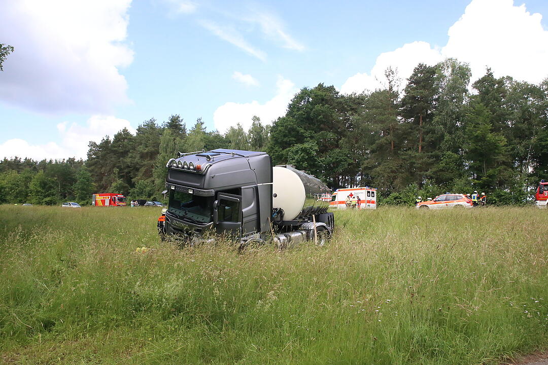 Tödlicher Unfall auf B466: Auto kollidiert mit Lkw