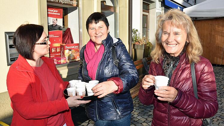 Rosemarie Klopf aus Krum (Mitte) und Renate Greich aus Haßfurt (rechts) ließen sich den kostenlosen Kräutertee schmecken, den Nadejda Baranowski von der Einhorn-Apotheke den Besuchern anbot.