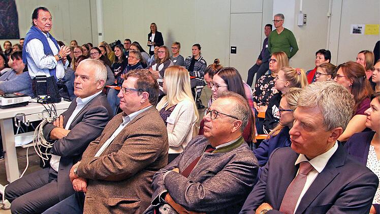 Beim Fortbildungstag im Berufsbildungszentrum Münnerstadt (von links): Professor Dr.  Thomas Loew, Schulleiter Harry Koch, die beiden stellvertretenden Landräte  Josef Demar (Rhön Grabfeld) und Emil Müller (Bad Kissingen) sowie Dr. Ingo  Baumgart, Leiter des Gesundheitsamtes Bad Kissingen. Foto:  Dieter Britz