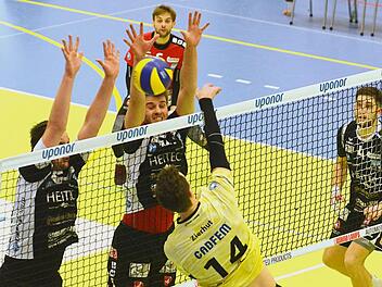 Erfolgreich blocken die Eltmanner Basti Richter und Mariusz Wacek; es lauern Maximilian Kolbe und Mircea Peta (von links). Foto: Werner Haala