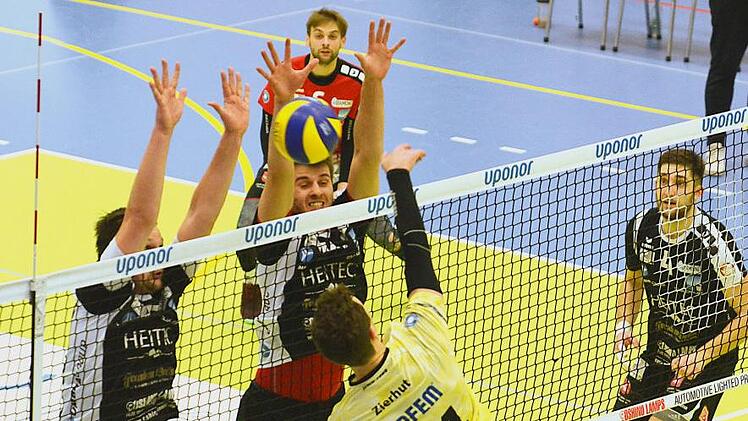 Erfolgreich blocken die Eltmanner Basti Richter und Mariusz Wacek; es lauern Maximilian Kolbe und Mircea Peta (von links). Foto: Werner Haala