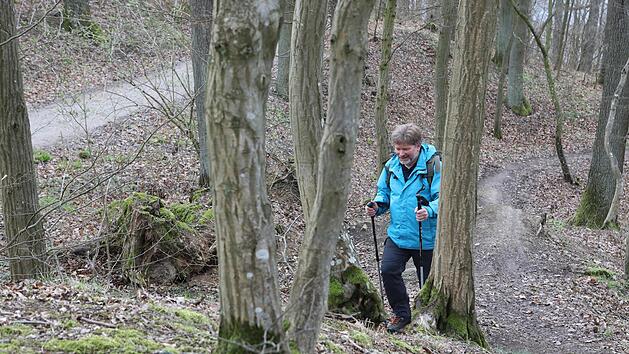 Bergauf durch unwegsames Gel&auml;nde: Sven H&auml;hle wandert sportlich in Oberfranken. Foto: Barbara Herbst
