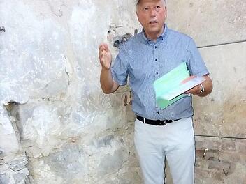 Rudolf Distler erklärt die Mikwe in Hirschaid. Foto: privat