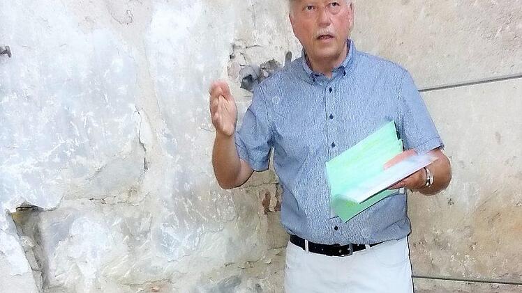 Rudolf Distler erklärt die Mikwe in Hirschaid. Foto: privat