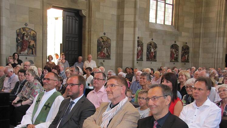 Den Politikern fällt der Abschied von Dekan Huth auch nicht leicht. Von  links: Dekan Roland Huth, Landrat Sebastian Straubel (CSU), der  SPD-Landtagsabgeordnete Michael Busch und Bürgermeister Thomas Nowak  (SPD). Foto: Martin Koch