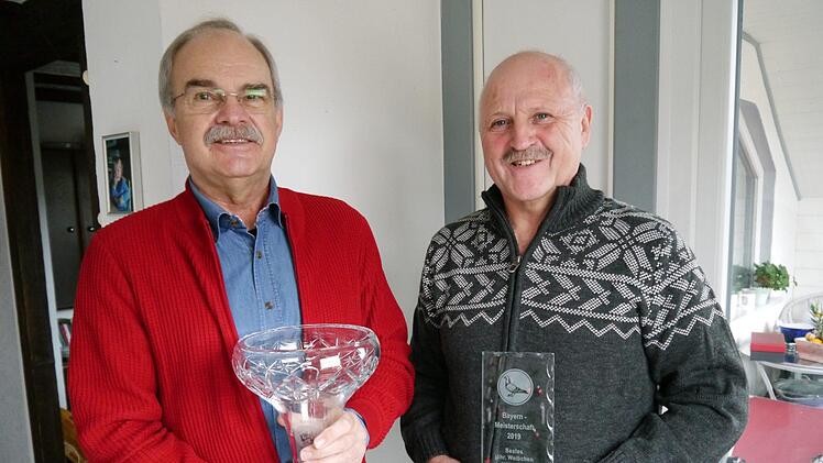 Stolz auf die Erfolge bei der Bayernmeisterschaft der Brieftaubenzüchter präsentieren (von links) Norbert  Helfrich und Heinz Schuhmann die Pokale für den besten Jährigen und für das beste  jährige Weibchen aus ihrer Schlaggemeinschaft. Foto: Oswald Türbl