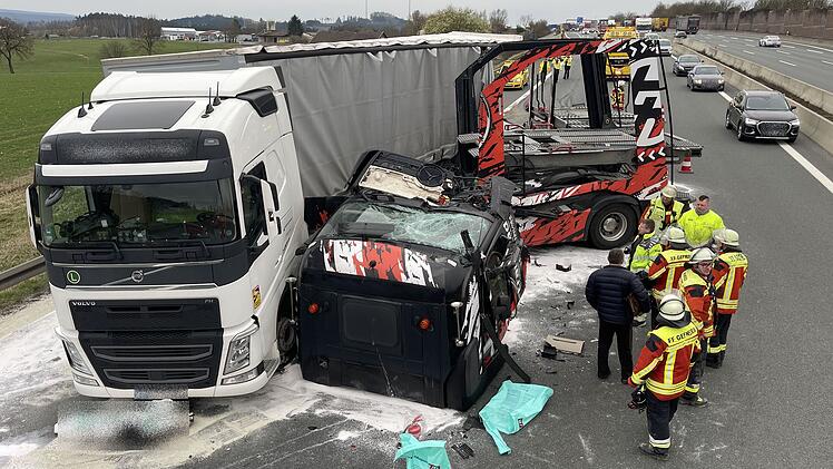 Spektakul&auml;rer Unfall auf der A9: F&uuml;hrerhaus rei&szlig;t bei Zusammensto&szlig; mit Pannen-Laster vollst&auml;ndig ab