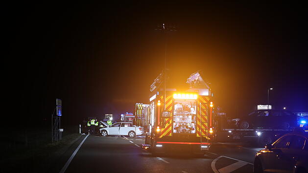 19-J&auml;hriger &uuml;bersieht entgegenkommendes Auto beim Abbiegen: Mehrere Verletzte bei Unfall auf der B13