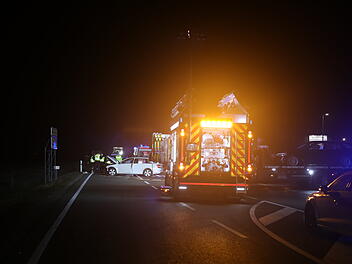 19-J&auml;hriger &uuml;bersieht entgegenkommendes Auto beim Abbiegen: Mehrere Verletzte bei Unfall auf der B13