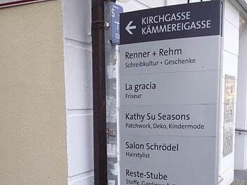 Mit solchen Stelen wird in Bayreuth auf Geschäfte in den Seitengassen hingewiesen. Foto: privat