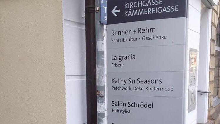 Mit solchen Stelen wird in Bayreuth auf Geschäfte in den Seitengassen hingewiesen. Foto: privat