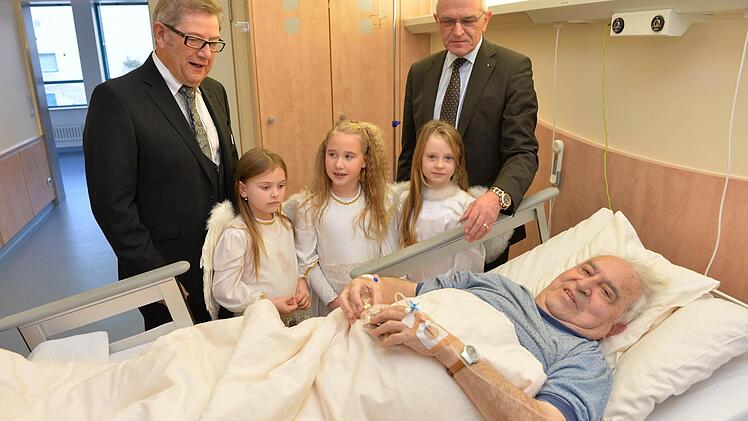 Anton Weig freut sich über den hohen Besuch, der an sein Krankenbett in der Juraklinik kam.  Foto:Ronald Rinklef